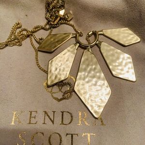 Kendr Scott like new statement necklace